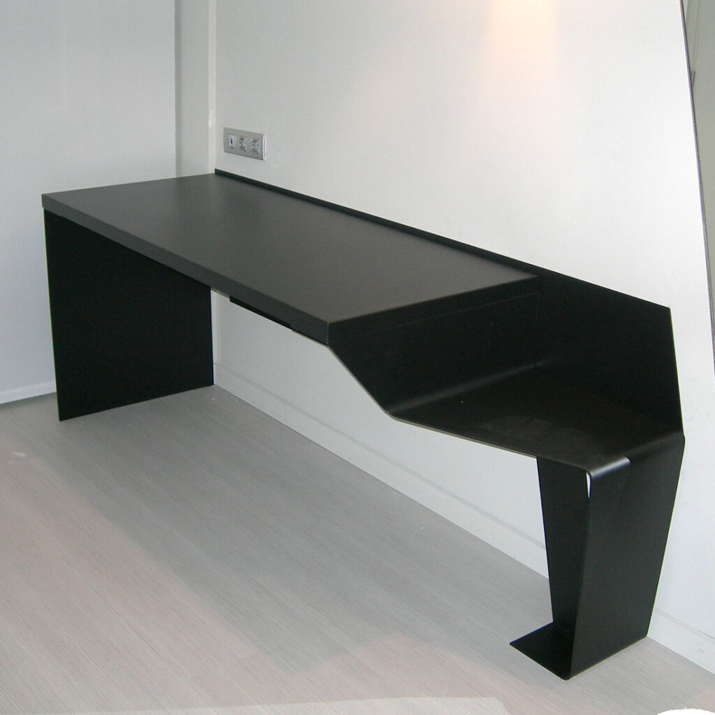 mesas de acero -fugrup-hotel-rosello-decoracion-mesa-habitacion_03