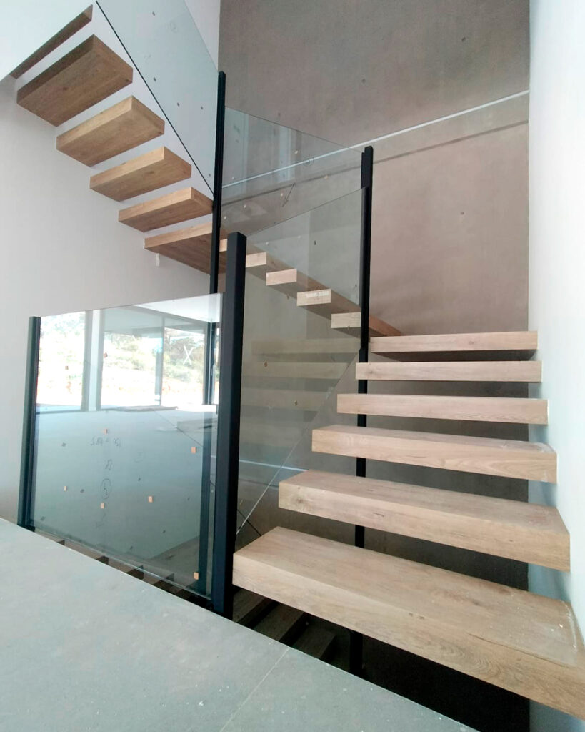 Escalera volada en Mataró – Escalera moderna en hierro, madera de roble y cristal, diseñada por FUGRUP.