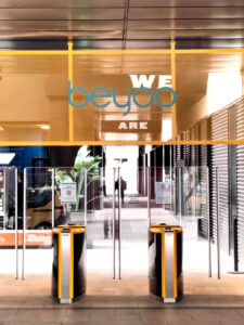 Proceso de instalación del cartel BEYOO con estructura metálica