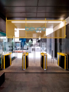 Detalle de letras cortadas a láser y fijadas sobre malla deployé en residencia de estudiantes