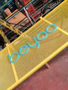 Vista lateral del rótulo arquitectónico BEYOO en Barcelona