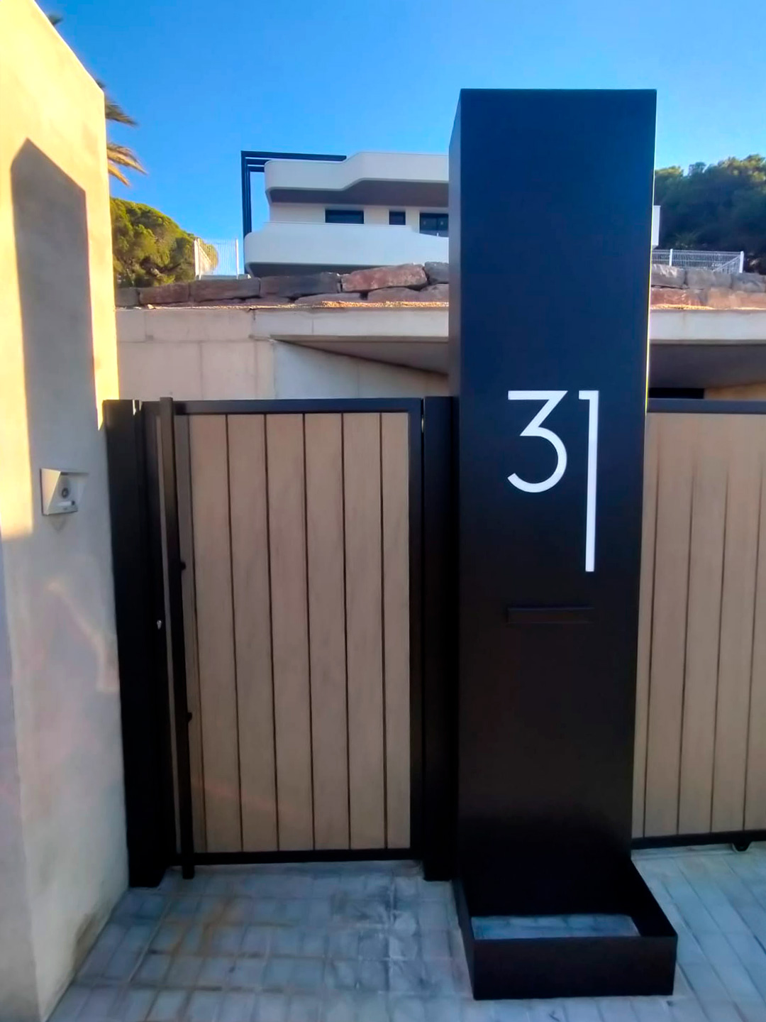 Cerramiento a medida con doble puerta motorizada en Mataró