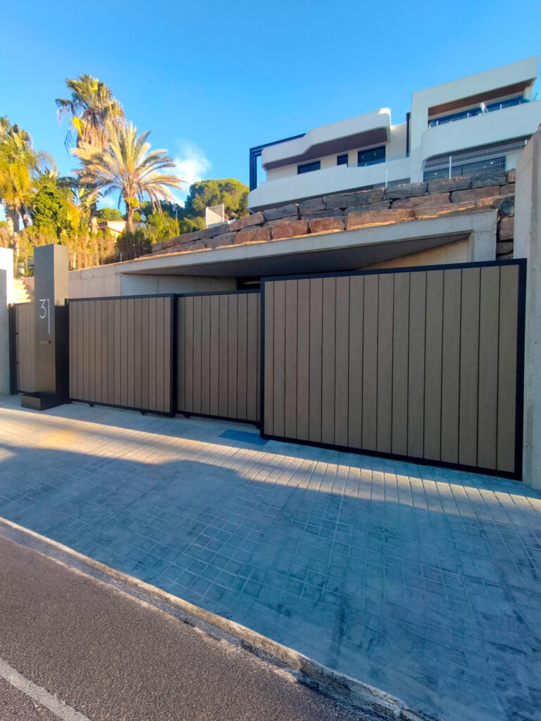 detalle del sistema de doble puerta corredera motorizada instalada por Fugrup