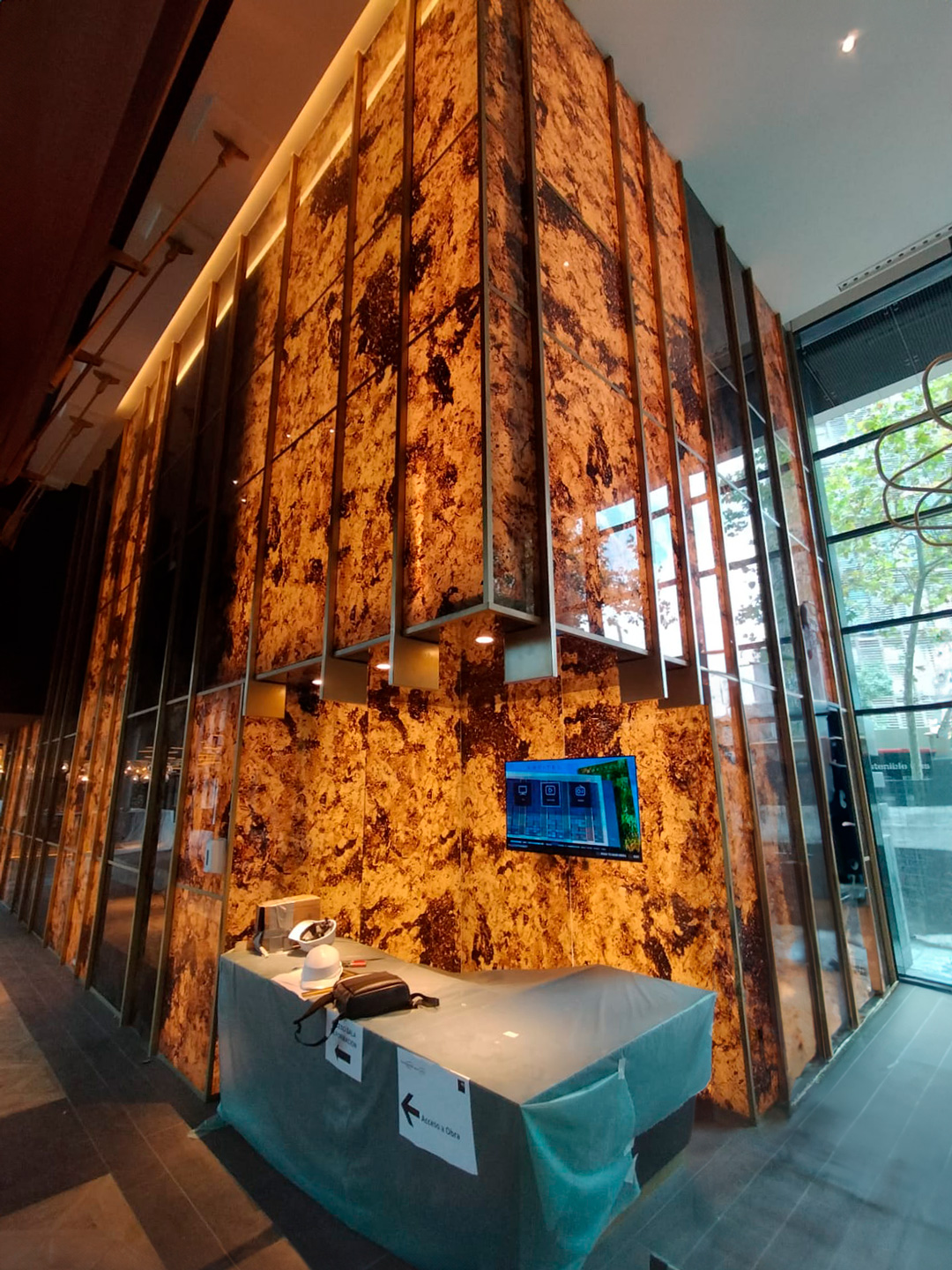 Revestimiento en latón para el Hotel Pullman Barcelona: elegancia y precisión al servicio del diseño