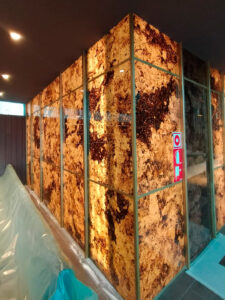 Detalle del acabado en latón en estructura vertical del hall