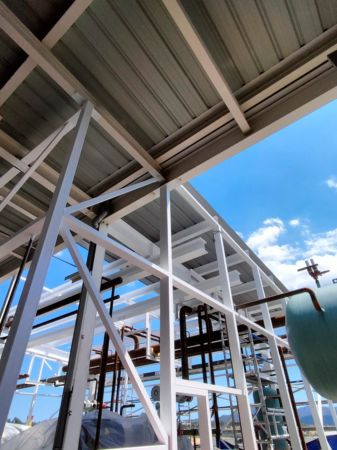 Estructura metálica para bancadas de máquinas refrigeradoras en la sede de Grifols, Parets del Vallès