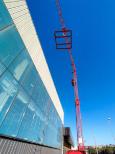 Detalle de anclajes en estructura metálica industrial