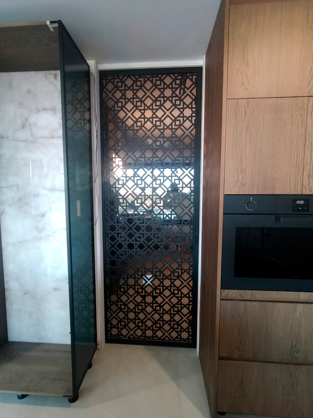 El arte de la precisión: puerta corredera de inspiración mozárabe para una vivienda privada en Mataró