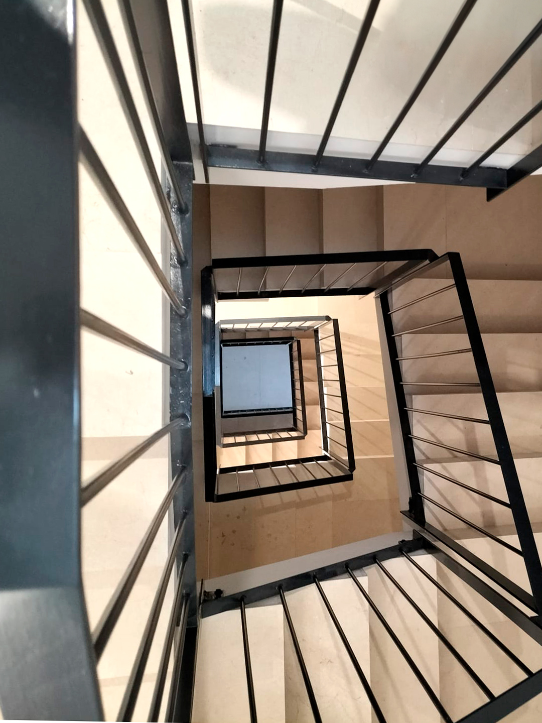 Barandas para hueco interior de escalera en edificio de viviendas