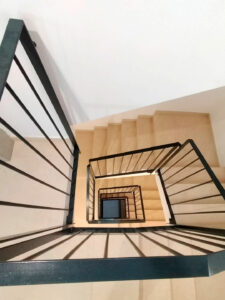 instalación de barandas interiores en edificio de viviendas