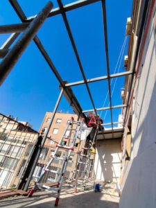 Reconstrucción de barandilla y cobertura de balcón en vivienda de Pau Claris