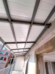 ntervención en balcón de vivienda en Barcelona con estructura y barandilla nuevas