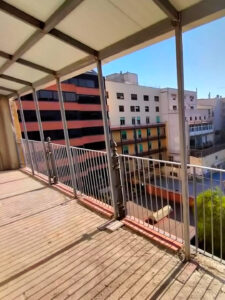 Balcón reformado respetando los elementos originales de la vivienda