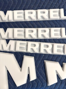 Fabricación de expositores metálicos personalizados para eventos y retail