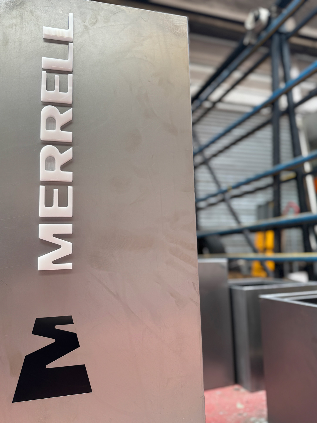 Piezas que también construyen marca: expositores metálicos a medida para eventos y retail