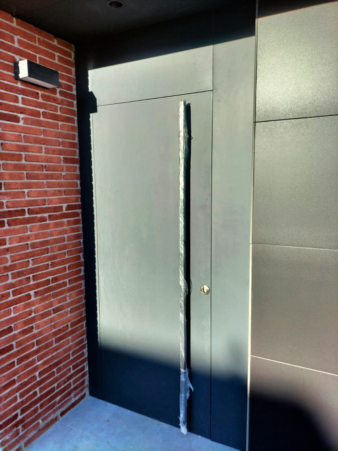 Puertas metálicas a medida en Mataró: diseño, seguridad e integración arquitectónica