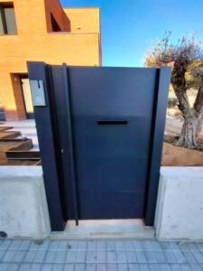 puerta corredera en chapa lacada fabricada a medida