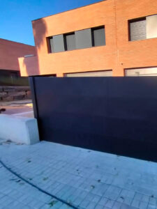 puerta peatonal metálica a medida en Can Quirze Mataró