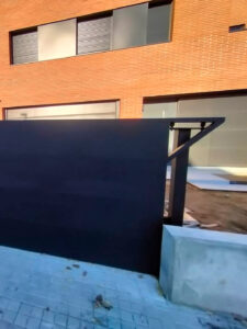 proyecto de acceso metálico a medida realizado por Fugrup