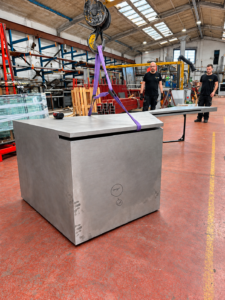 Mesa metálica en acero y cristal para RTVE