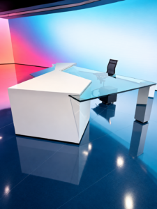 Mesa de televisión fabricada en acero inoxidable y cristal